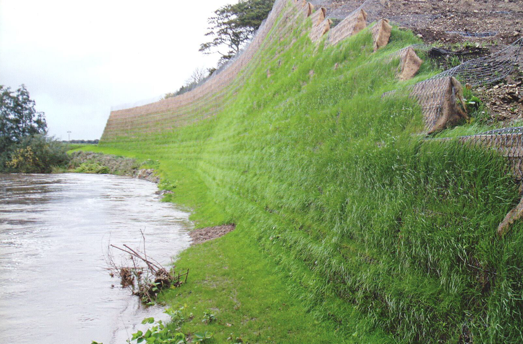 Begrünte Uferböschung mit Terramesh Green an einem Fluss